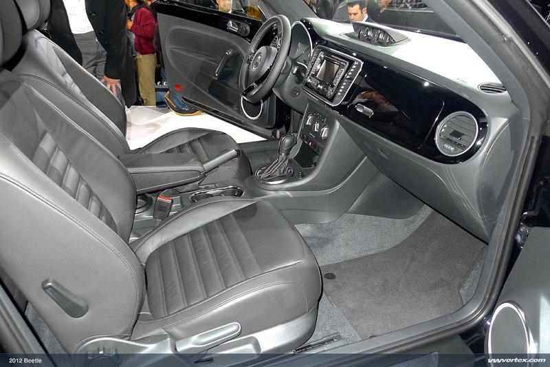 2012-volkswagen -beetle-027