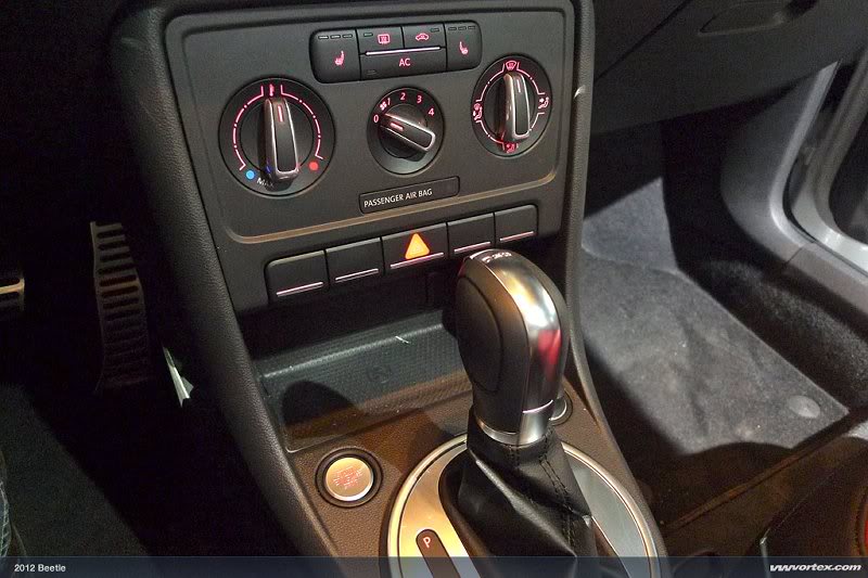 2012-volkswagen -beetle-037