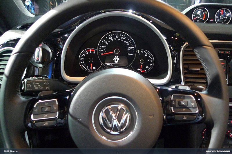2012-volkswagen -beetle-038