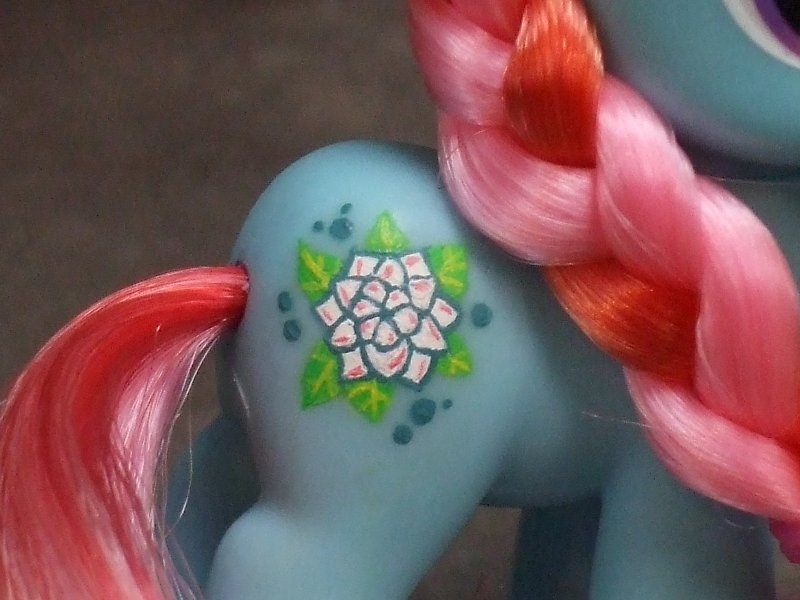 Gardenia Glow symbol detail...