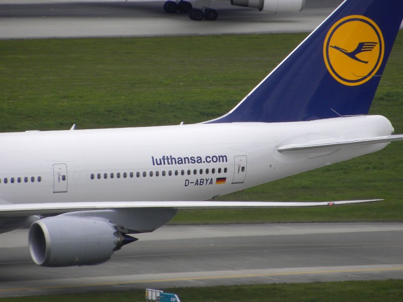 YVR DLHB747-8 D-ABYA from PAE as DLH9876 (2)