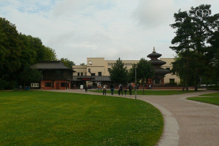 ...that THIS is the main entrance now.. *lol*