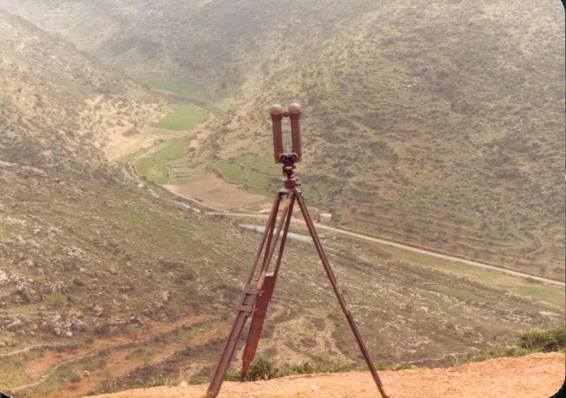 Via de verrekijker hielden we de post van de milities ...