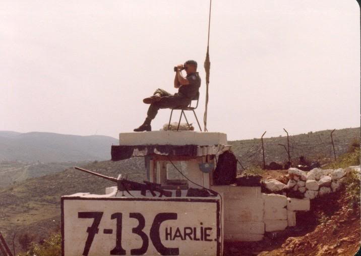 kijken of er vijandelijke beweging is