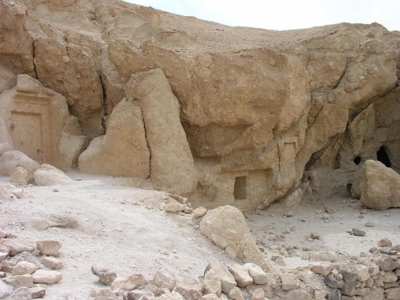 hiking to deir al-medina 2 - tombs along the way