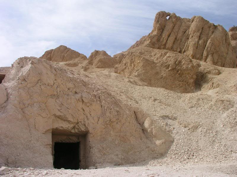 the valley of the queens - tomb and mountains