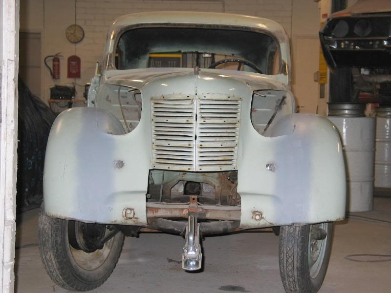 T�ysin keskener�inen maski.